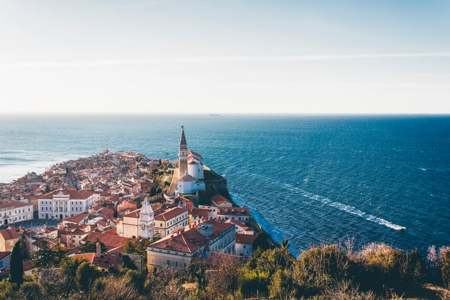 piran-slovenija-pogled-na-grad